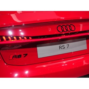 画像: AudiAG純正リア用RS 7ブラックエンブレム