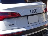 画像: AudiAG純正FL後Q5/S Q5(FY)用グロスブラックテールゲートトリム