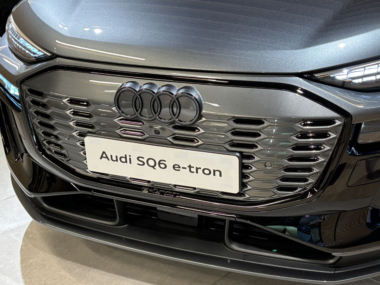 画像1: Audi純正Q6 e-tron(GF)フロント用4Ringsダークエンブレム